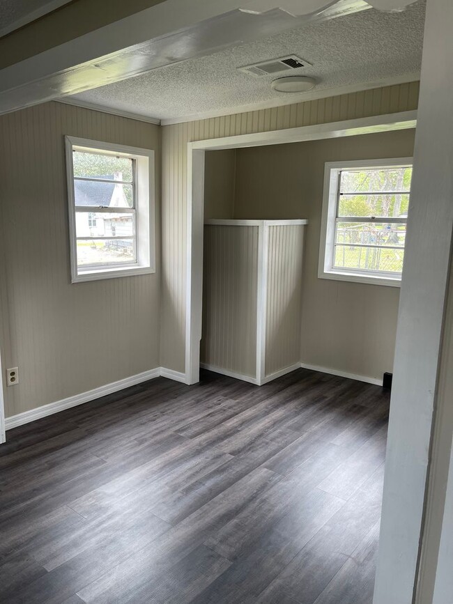 Building Photo - 3 Bed 1 Bath House