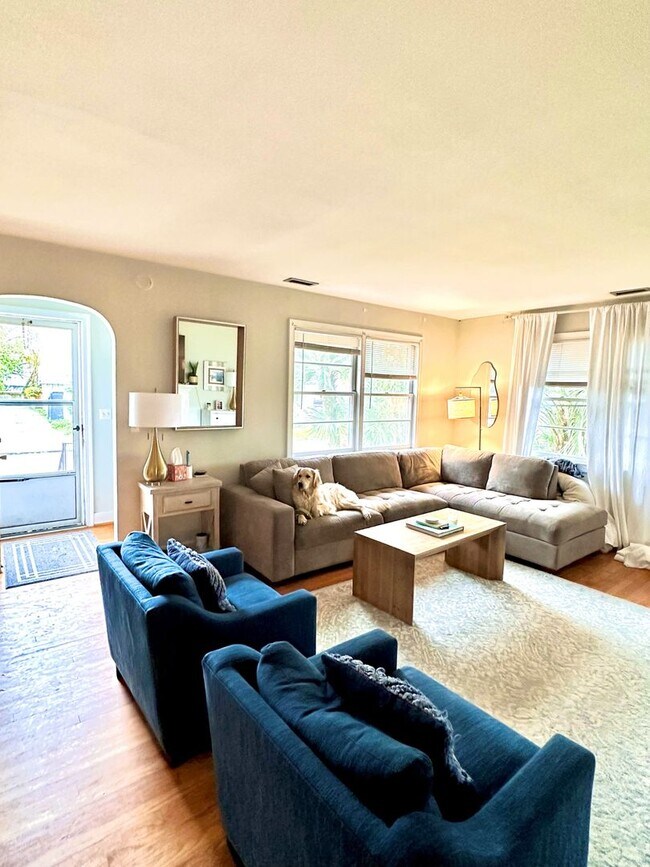 Foto del edificio - 2 Bedroom | 1 Bathroom Home – Downtown Cha...