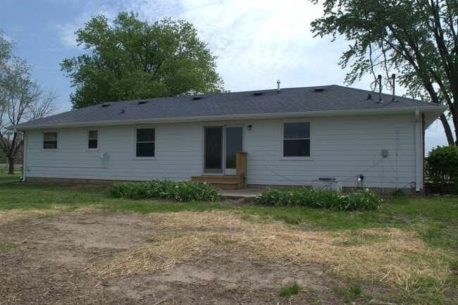 Building Photo - Nice 3 Bedroom Farm House In Fayette!