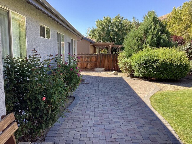 Foto del edificio - BEAUTIFUL 4 BEDROOM 2 BATHROOM HOME, GORGE...
