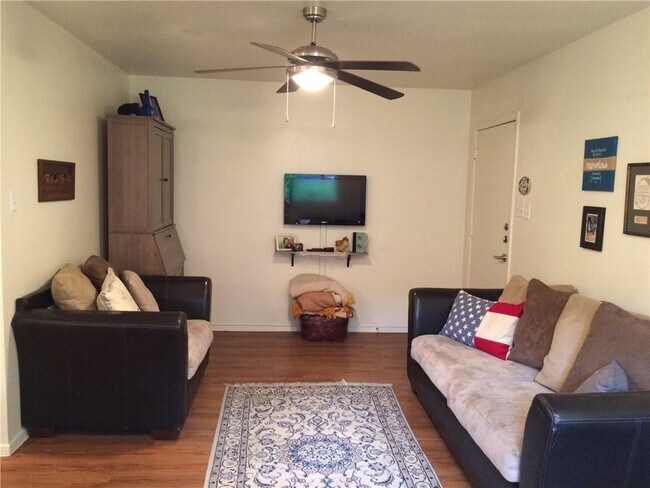 Foto del edificio - 1117 Hollow Creek Dr