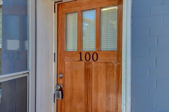 Building Photo - 4BR/2BA Beautiful Historic Home in the Highlands! AVAIL 5/15