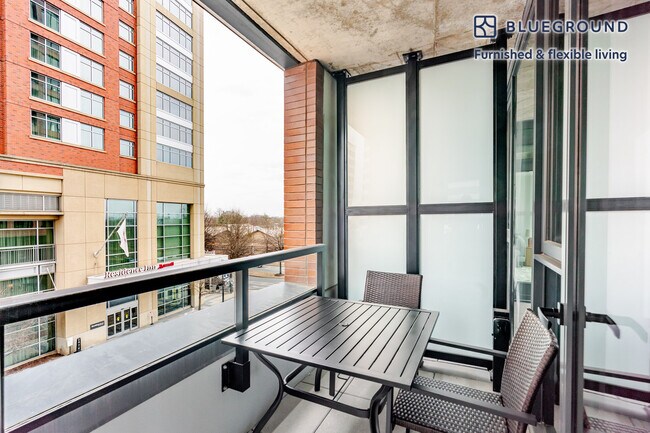 Foto del edificio - 3030 Potomac Ave