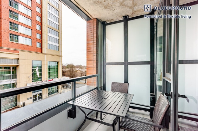 Foto del edificio - 3030 Potomac Ave