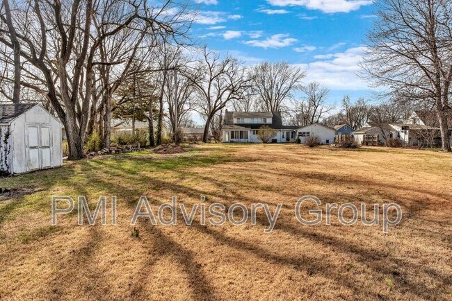 Building Photo - 824 SW Grand Ct