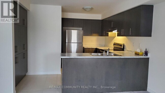 Photo du bâtiment - 755-755 Linden Dr