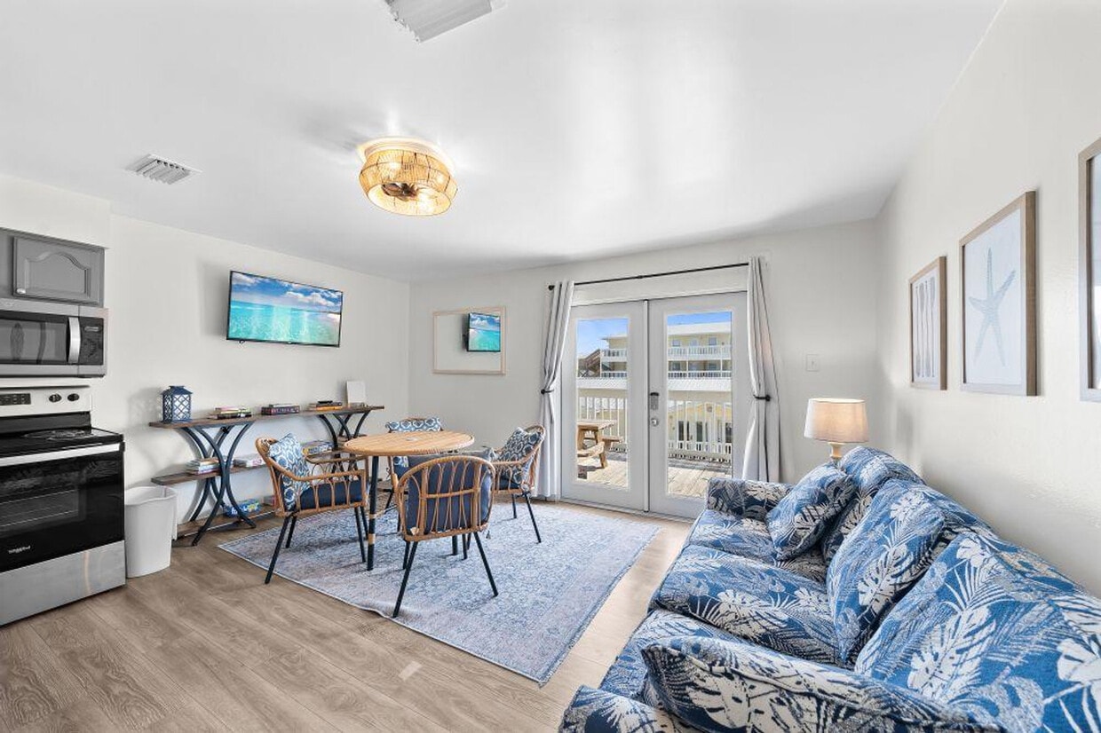 Foto principal - 1118 W Beach Blvd