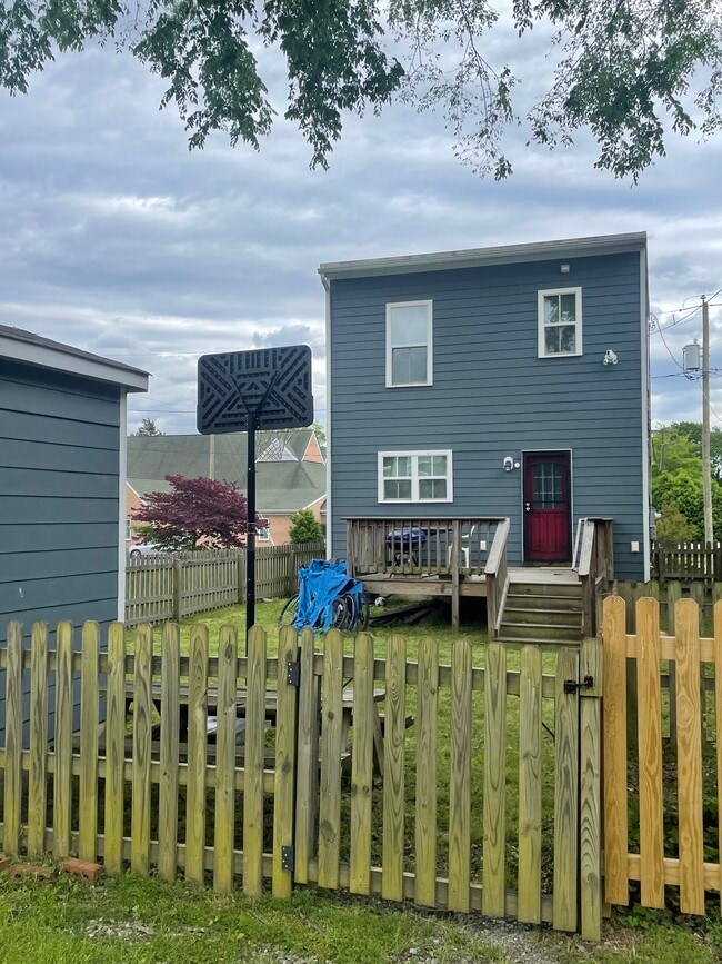 Building Photo - 1208 N 33rd St
