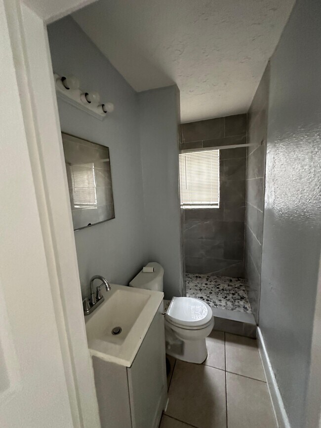 Foto del edificio - 2534 Moncrief Rd