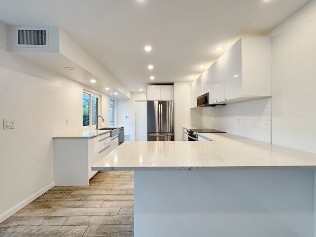 Foto del edificio - Beautiful 3BD/2.5BA Condo Located in Unive...