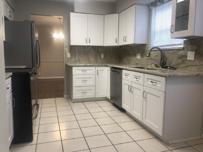 Building Photo - 7561 Tanglewood Ln