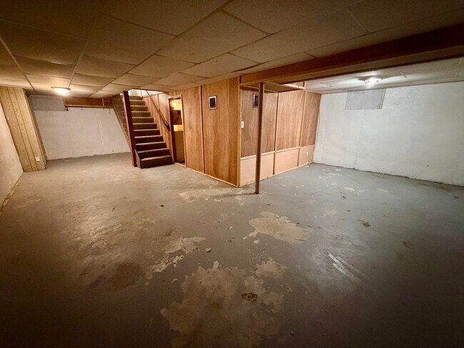 Building Photo - 3112 S Vermont Ave