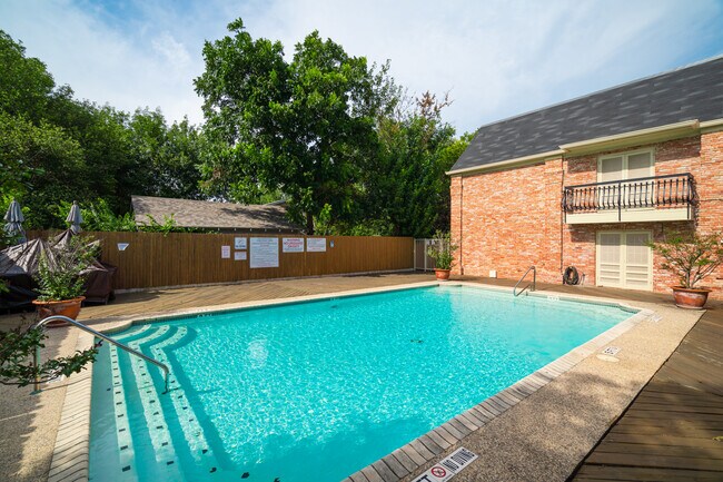 Building Photo - 8033 N New Braunfels Ave