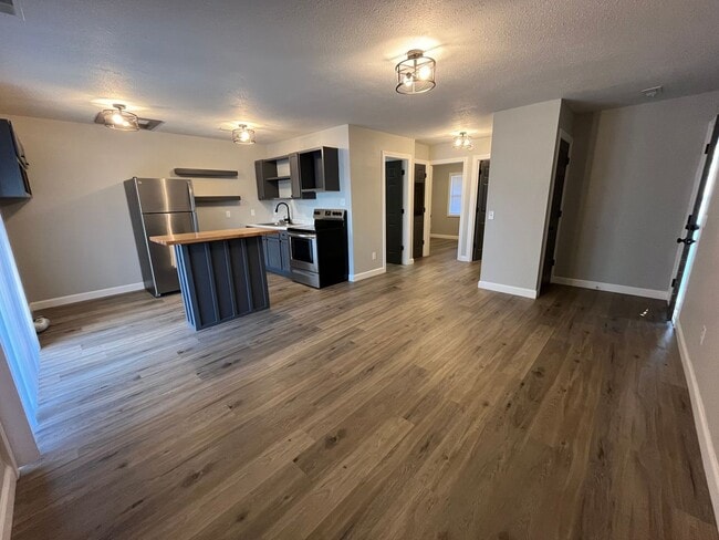 Building Photo - 2 Bedroom Apartment on Lake Treeline in Four Seasons