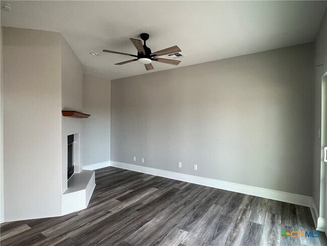 Foto del edificio - 5899 Denmans Loop