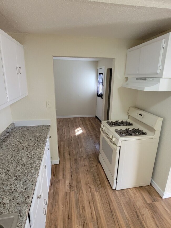 Building Photo - 2 Bedroom 1 Bath Single Family Home in Cen...