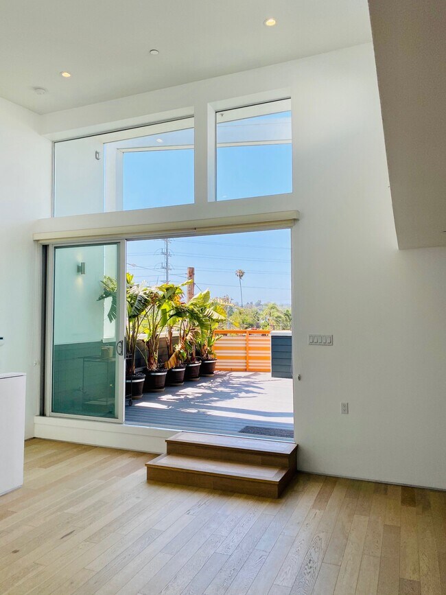 Foto del edificio - 8732 Venice Blvd