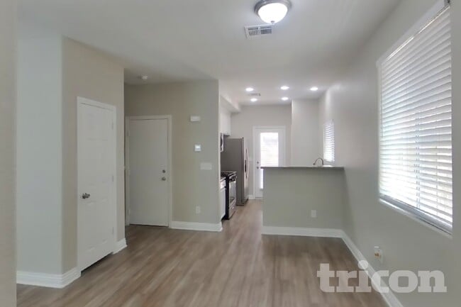 Building Photo - 9827 W Spinnaker Creek Ave