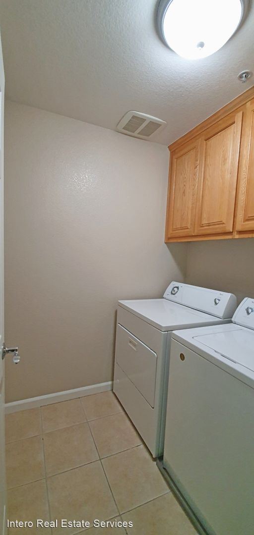 Building Photo - 3 br, 2.5 bath House - 4032 Crandall Circle