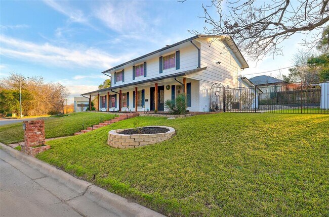 Foto del edificio - 3409 Lakeside Dr