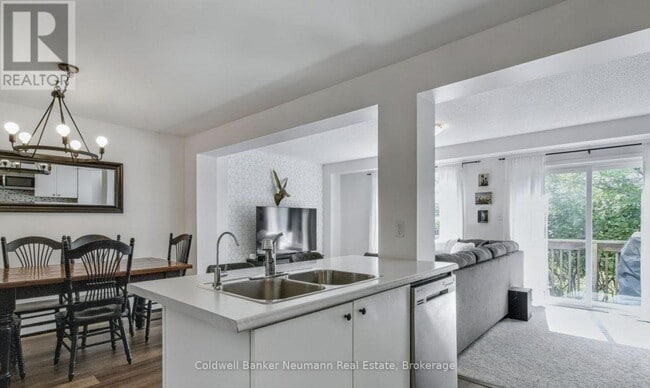 Photo du bâtiment - 1035 Victoria Rd S