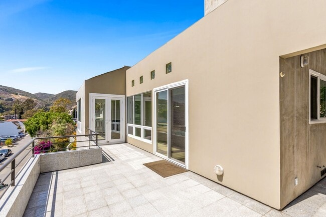 Building Photo - Luxury 2 Bed | 2.5 Bath Private Residence ...