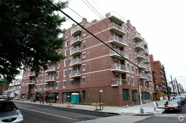 Building Photo - 35-06 Leavitt St