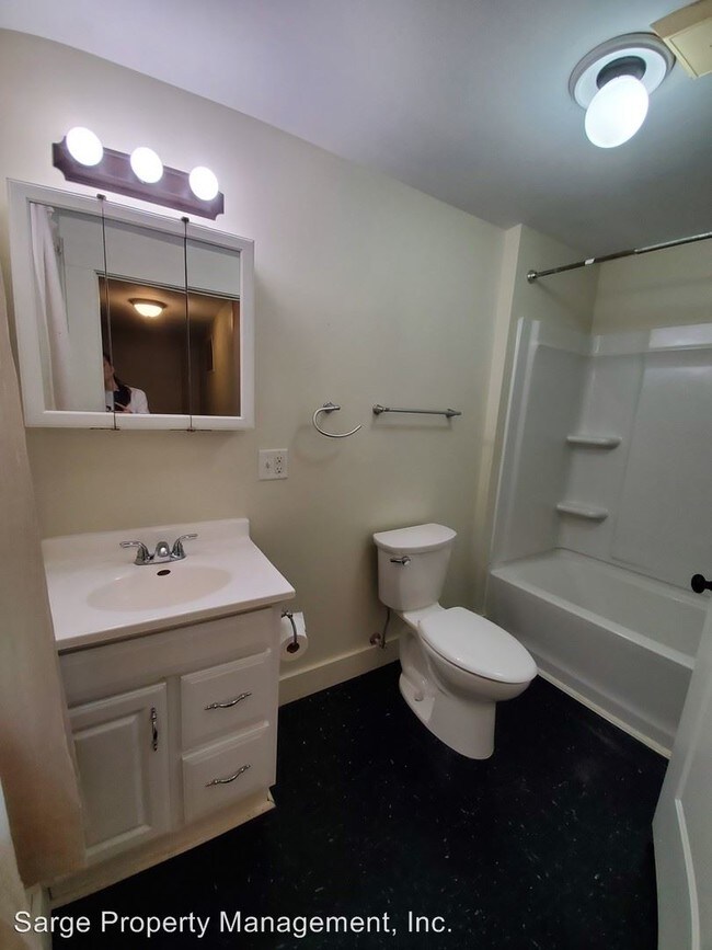 Building Photo - 2 br, 1 bath Apartment - 700 N Washington St