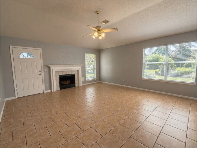 Foto del edificio - 8926 Diamond Lake Ln