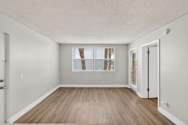 Building Photo - Move-In Ready Rental near Tanger Outlets!