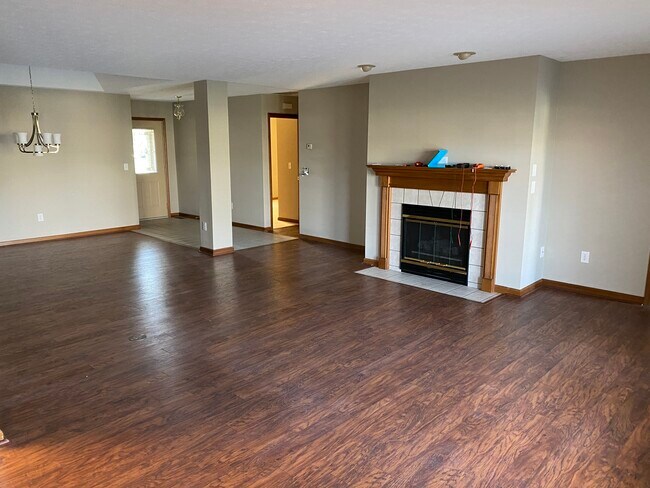 Living room / Dining room with gas fireplace - 457 S Wolf Creek Pike