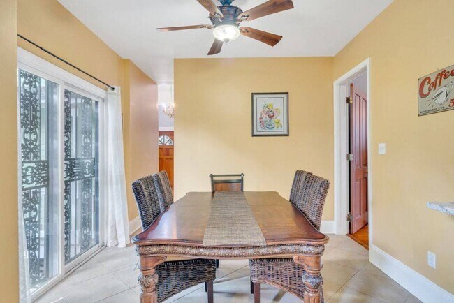 Foto del edificio - Gorgeous 3BD/2BA Home w/ Off Street Parking, Laundry Room, and Only 1 Block Off St Charles Ave.