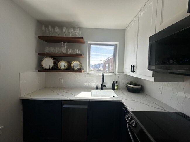 Building Photo - Top-Floor Queen Anne Condo with Fireplace ...