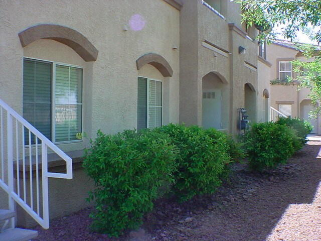 Building Photo - 3400 Cabana Dr