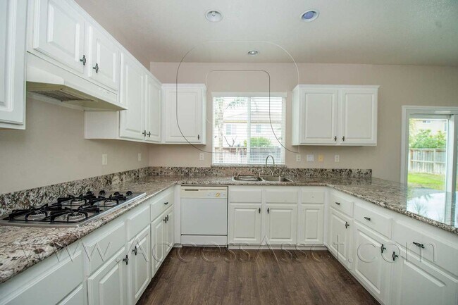 Foto del edificio - Open-Concept 4BD Home with Granite Counters & Attached Two-Car Garage
