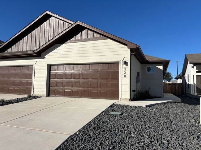 Building Photo - Want luxury living in the Far West ...Look no further...Amanda Park is it