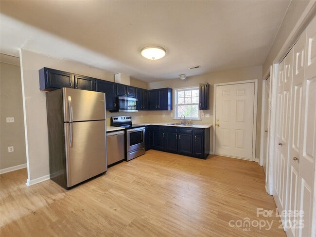 Foto del edificio - 1247 Forest Park Dr