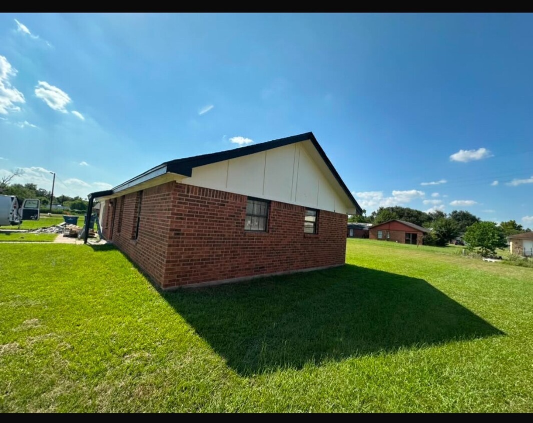 Building Photo - 732 Meadow Ln