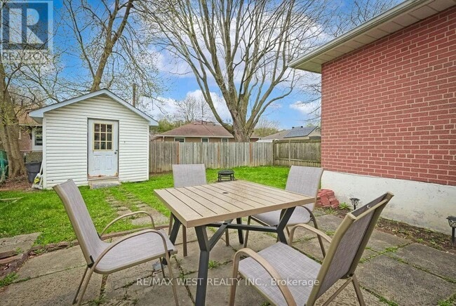 Photo du bâtiment - 277 Silverbirch Dr