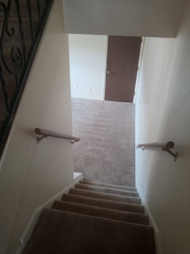 Building Photo - 210 5th Ave