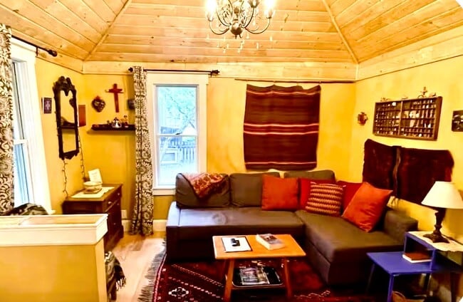 Building Photo - 913 Griffith St