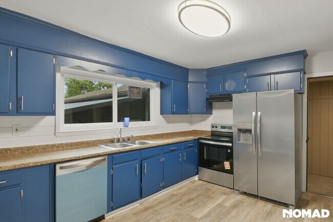 Building Photo - 1322 W Sherry Dr