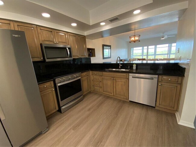 Foto del edificio - 6315 Shoreline Dr