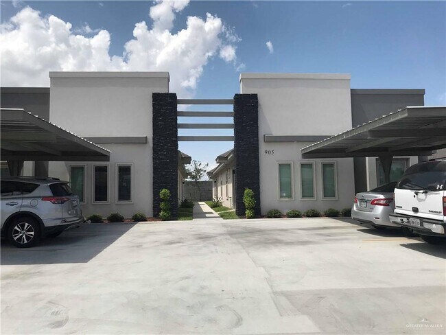 Building Photo - 905 E la Cantera Ave