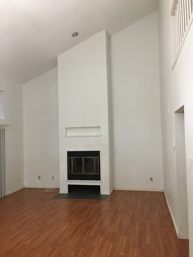 Building Photo - 9206 Rodeo Dr