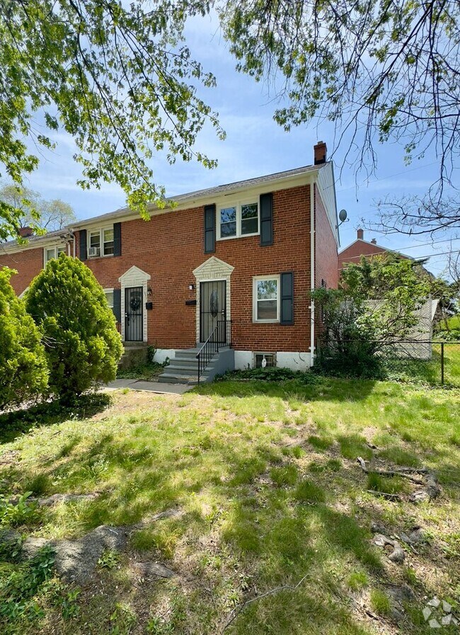 Building Photo - 1051 Cameron Rd