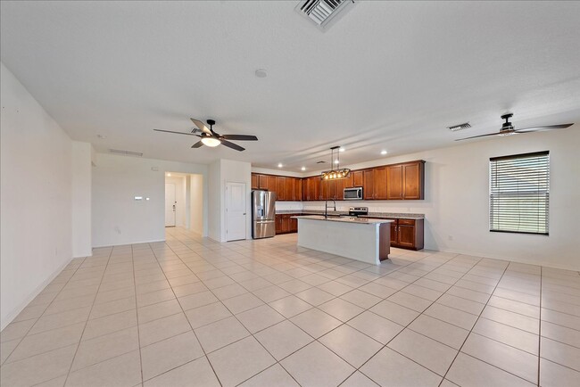 Building Photo - Annual 4 bed/2 bath Single Family Home