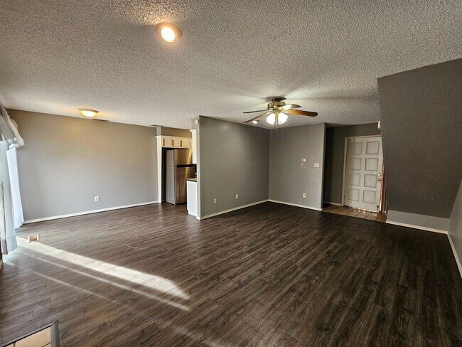 Foto del edificio - (2) Bed/(1.5) Bath Townhome Available NOW!