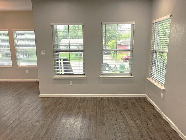 Foto del edificio - 5779 Belarbor St