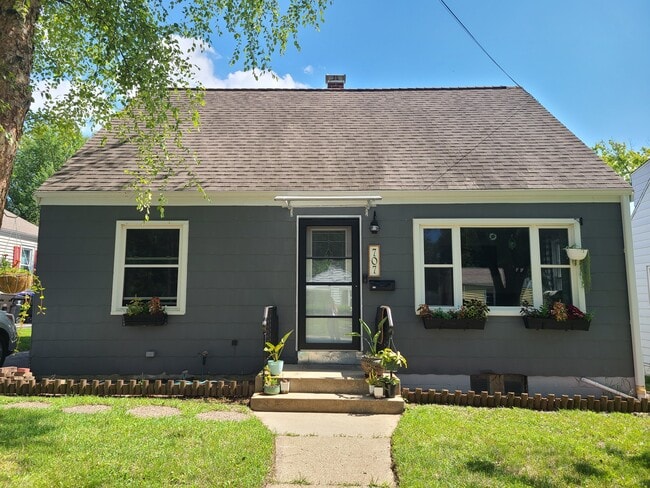 Building Photo - 707 E Wood St